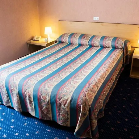 Milano Pool & Garden Отель Саличе-Терме